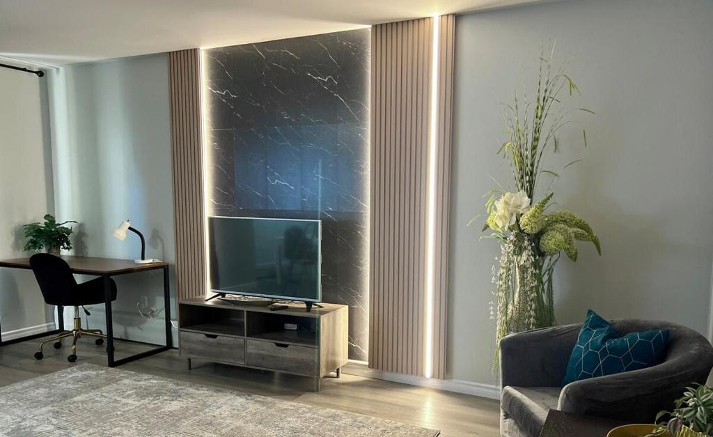 Et tv og/eller underholdning på Modern 2 bedroom, 2 king beds, close to Hwy