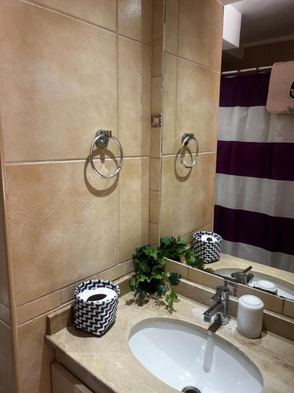 Ένα μπάνιο στο Dpto frente a la playa la Herradura con Piscina