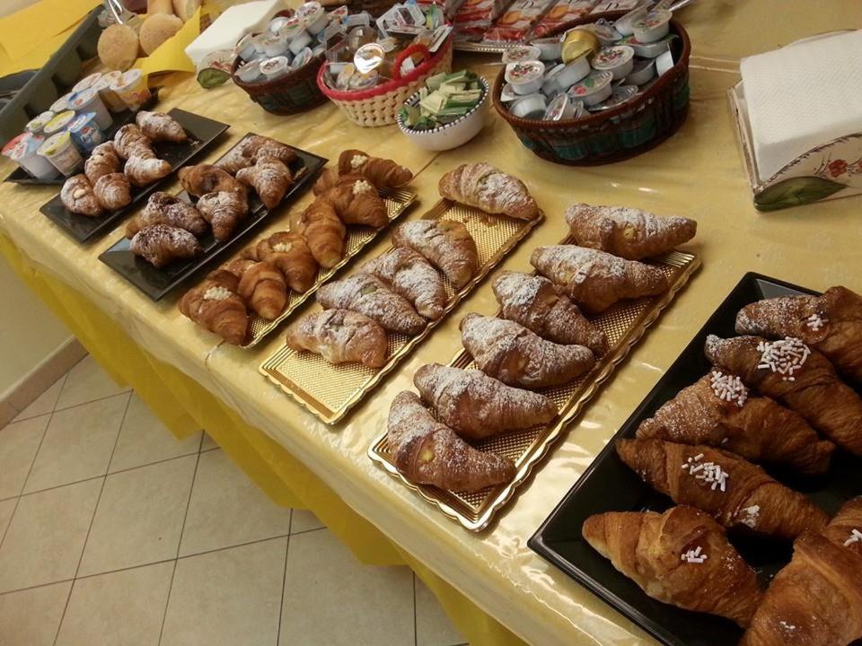 una mesa llena de diferentes tipos de bollería y pan en Mediterraneo Residence, en Sciacca