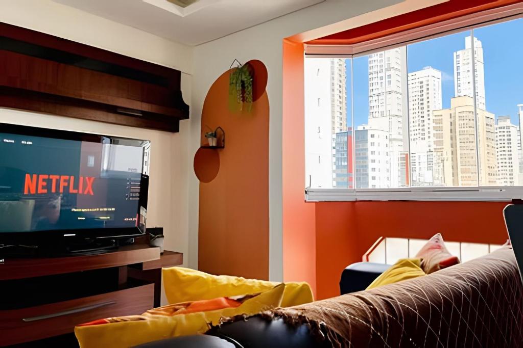 Μια τηλεόραση ή/και κέντρο ψυχαγωγίας στο CURTA! |197| Apê Central 2 Quartos Netflix