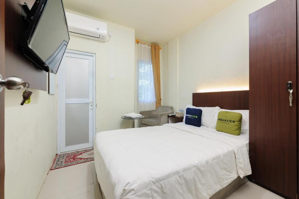 Ένα ή περισσότερα κρεβάτια σε δωμάτιο στο Urbanview Hotel Kansa near Harbour Bay Batam by RedDoorz