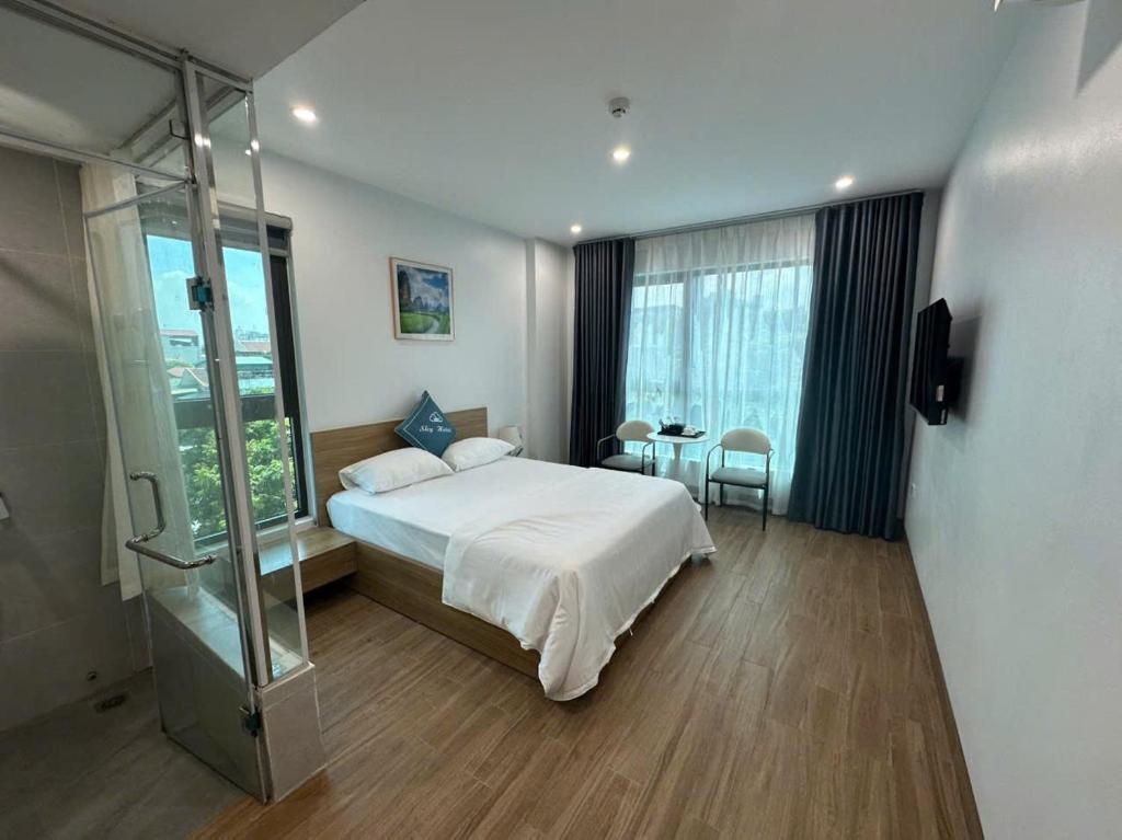Ένα ή περισσότερα κρεβάτια σε δωμάτιο στο Sky Hotel
