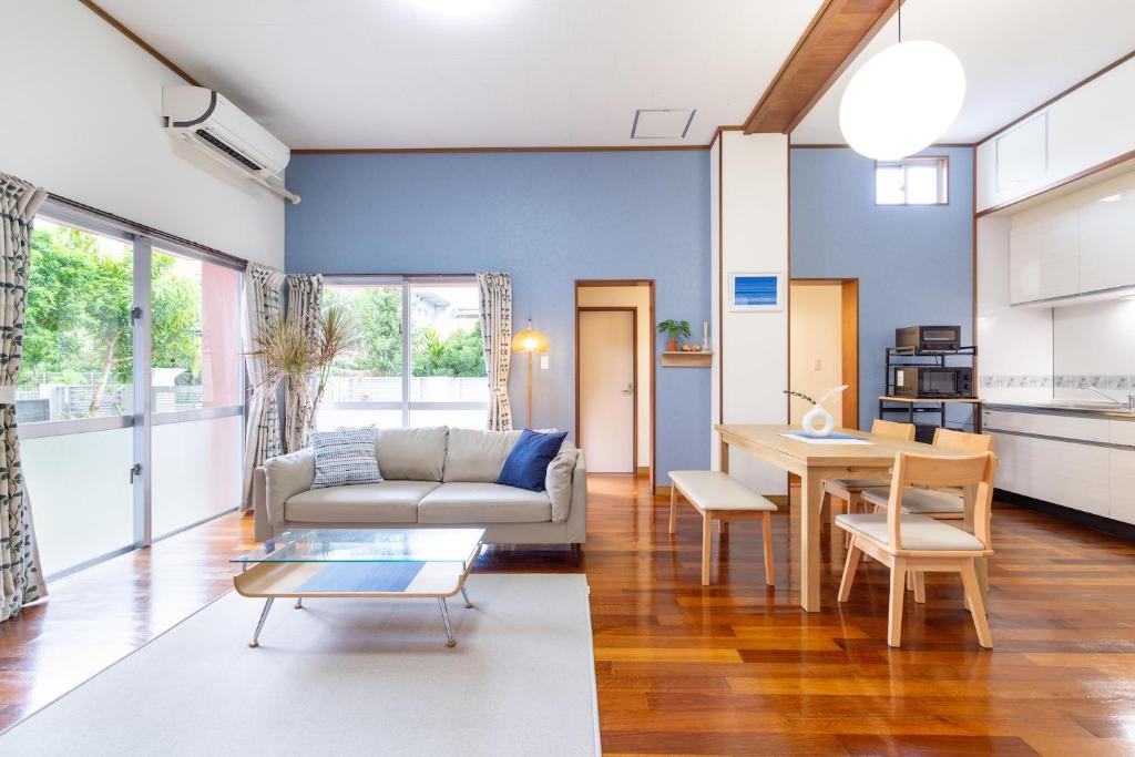 Η κουζίνα ή μικρή κουζίνα στο 一棟貸しの宿 Kururi-Kuru 石垣島,くるりくる