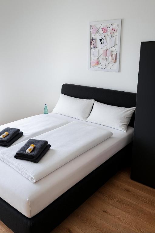 a bed with two towels on top of it at Zimmer am Hauptbahnhof 1 in Minden