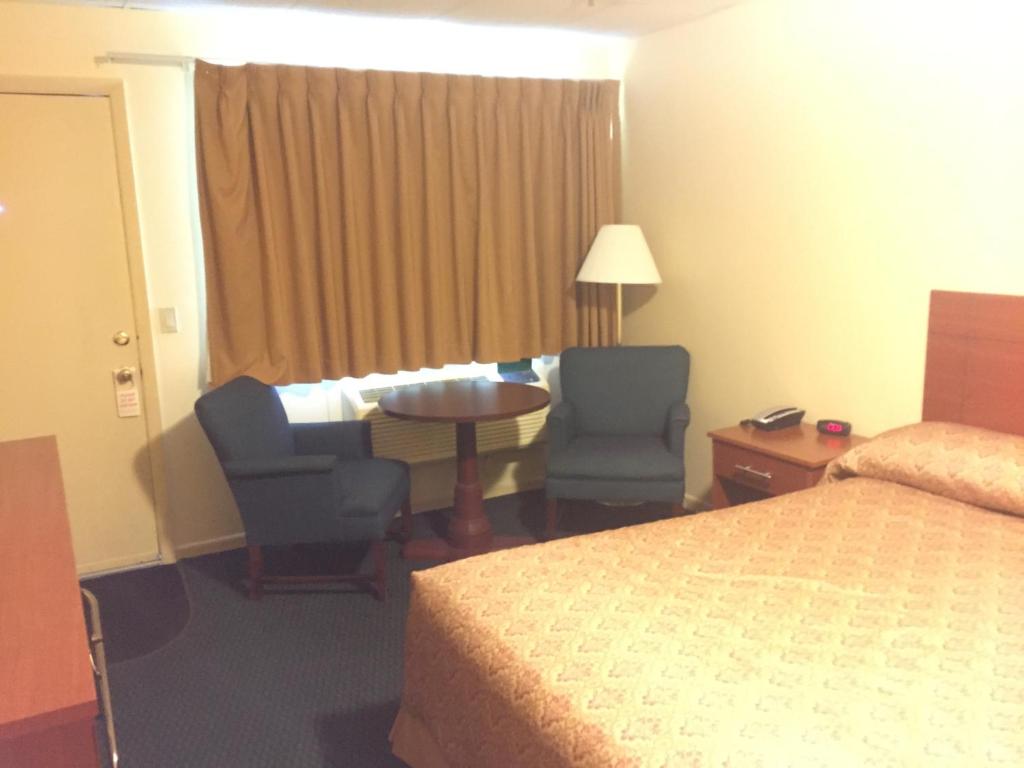 Tempat tidur dalam kamar di Briarcliff Motel