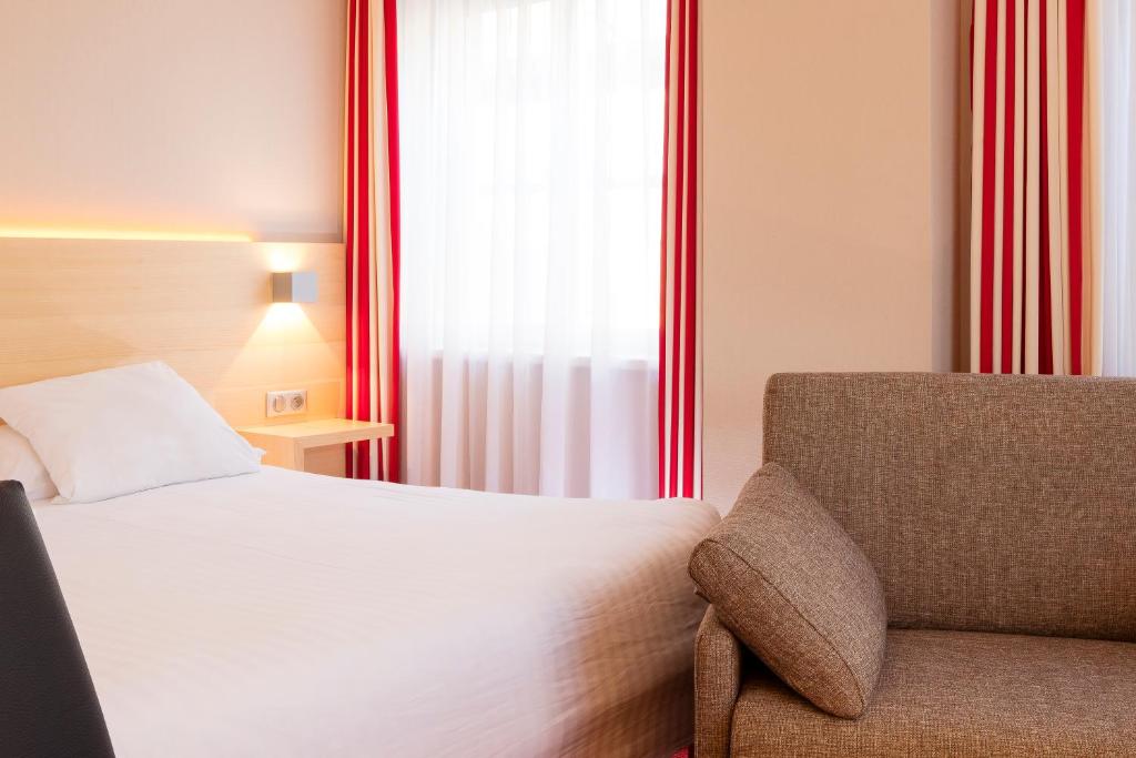 Postel nebo postele na pokoji v ubytování Hôtel Restaurant Logis Auberge Sundgovienne