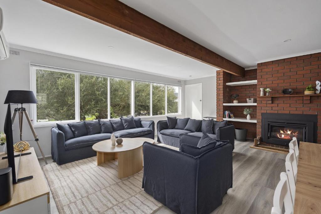 Posezení v ubytování Family Retreat with Fireplace and Garden Views