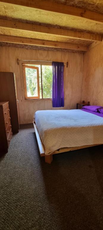 Giường trong phòng chung tại Cabaňa a pasos del lago