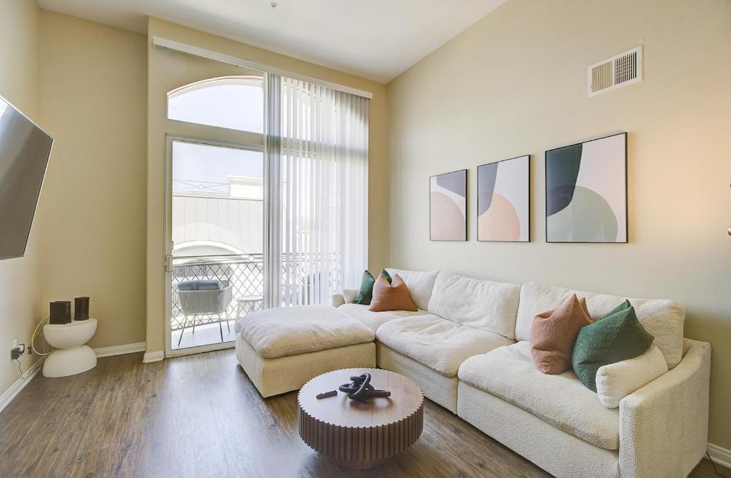 Posezení v ubytování Agate Zen Retreat - Stylish 2BR Oasis in MDR