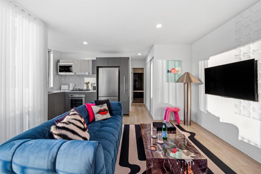 Stylish and Central 2BR Apt with Balcony and 2 Car Space