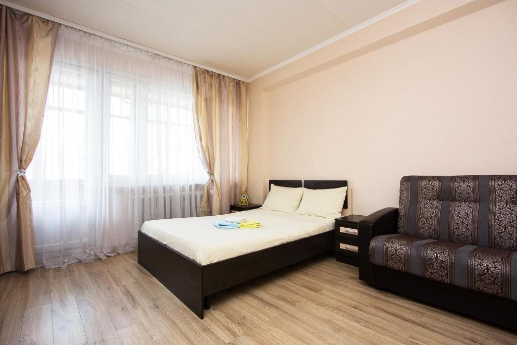 モスクワにあるApartLux Butirskayaのベッドルーム1室(ベッド1台、椅子、窓付)