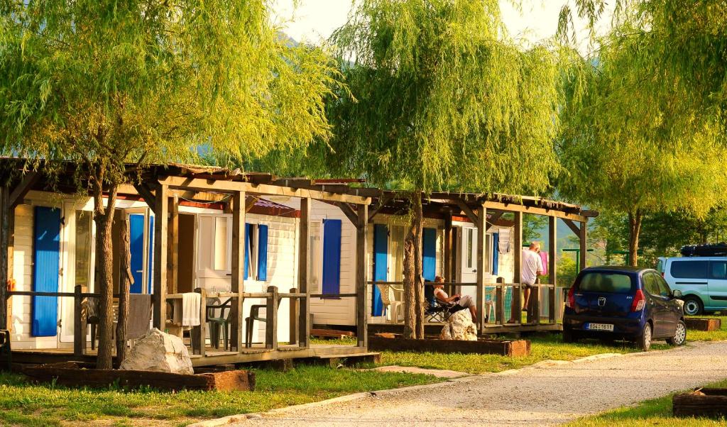 una fila de casas pequeñas en un parque en Mobilehouse & Camping Lijak, en Šempas