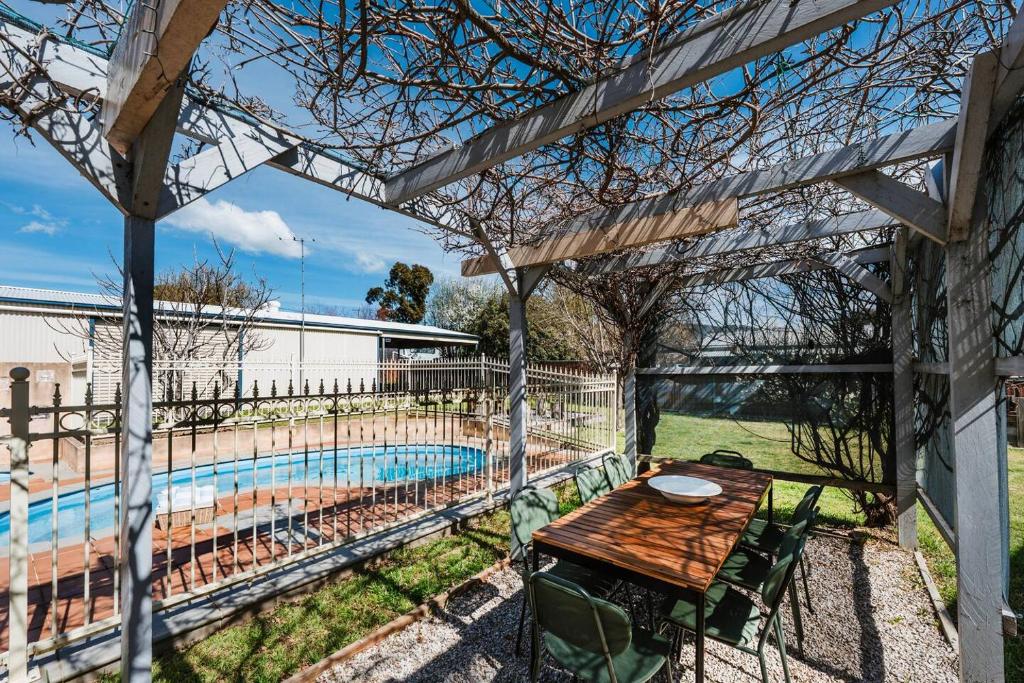 Бассейн в Madeira Cottage - Country Comfort with Pool или поблизости