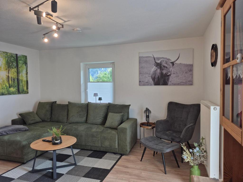 una sala de estar con un sofá y una mesa en Ferienhaus Michael, en Scharnitz