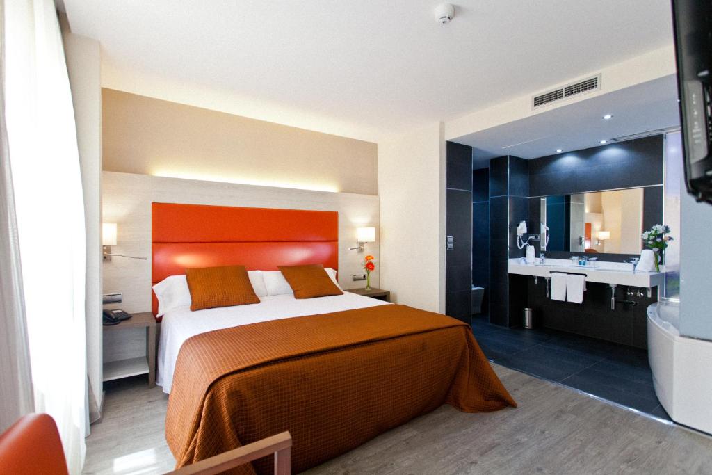 
Queen Room with Spa Bath
