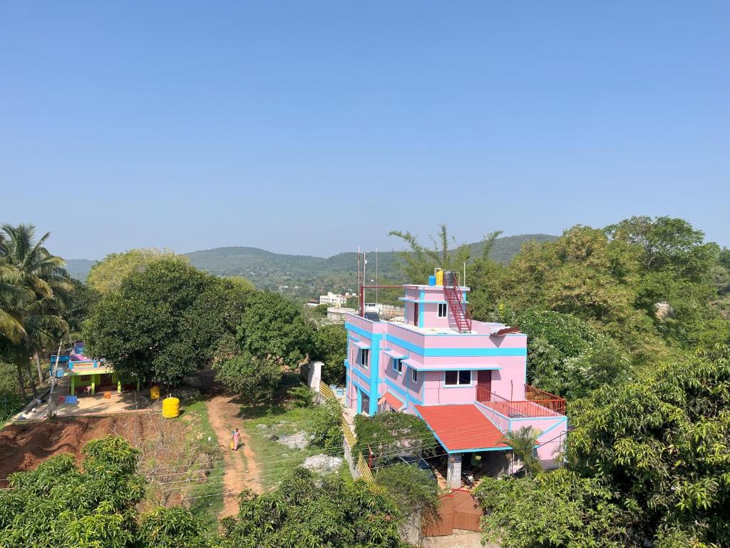 kolorowy dom na szczycie wzgórza w obiekcie Thi Thi Homestay w mieście Yelagiri