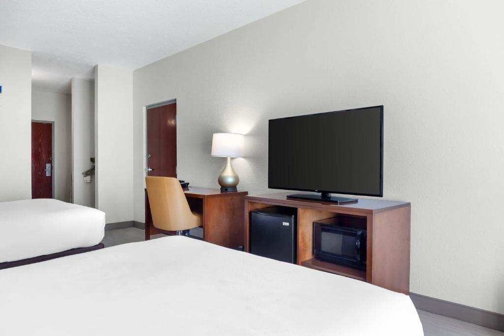 Comfort Inn & Suites Orlando North photo