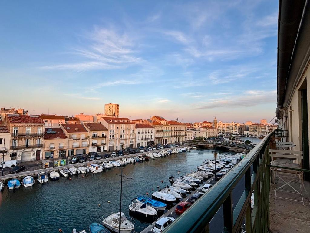 una vista di un porto turistico con barche in acqua di Valmons - Auprès du quai a Sète