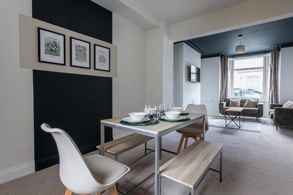 Posezení v ubytování Modern 3-Bed Stay Great for Workers & Families