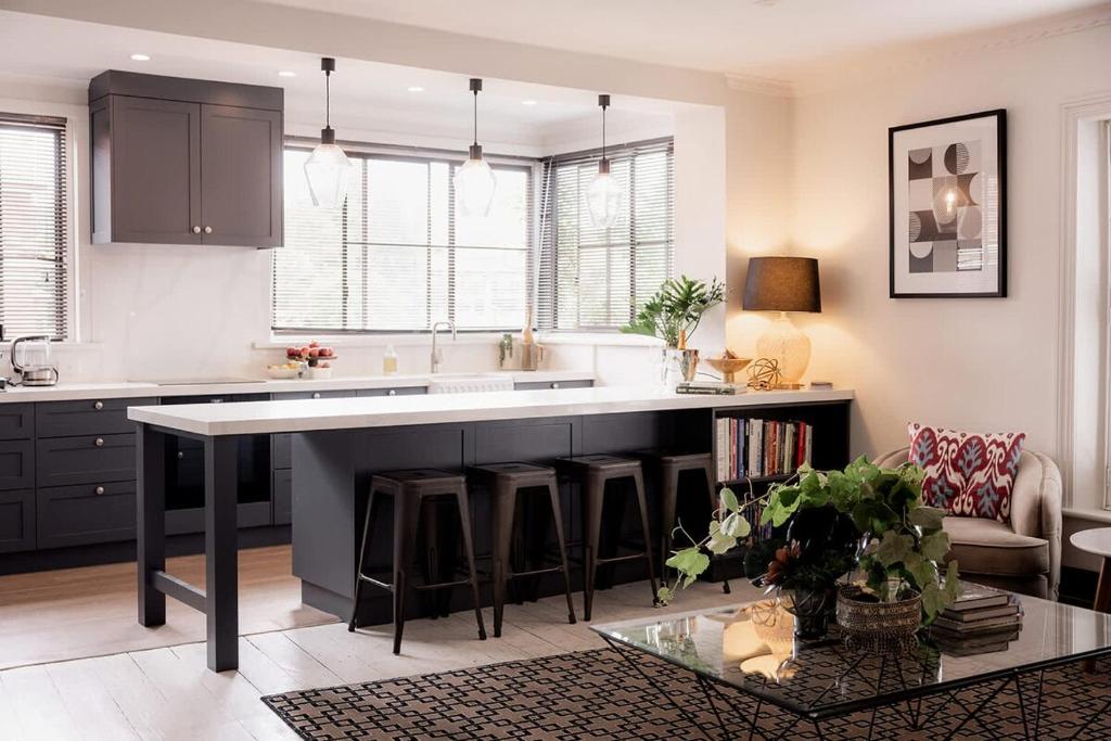 une cuisine avec un grand îlot au milieu dans l'établissement HOBART 3 Bedroom, à West Hobart