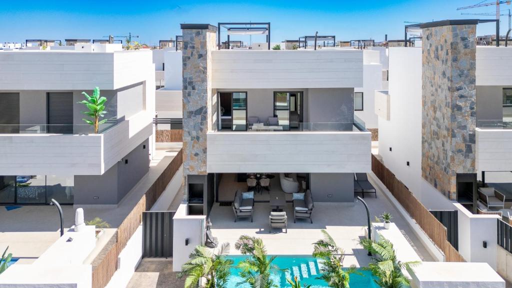 an aerial view of a house with a swimming pool at Luxe villa Santa Rosalia in Torre-Pacheco