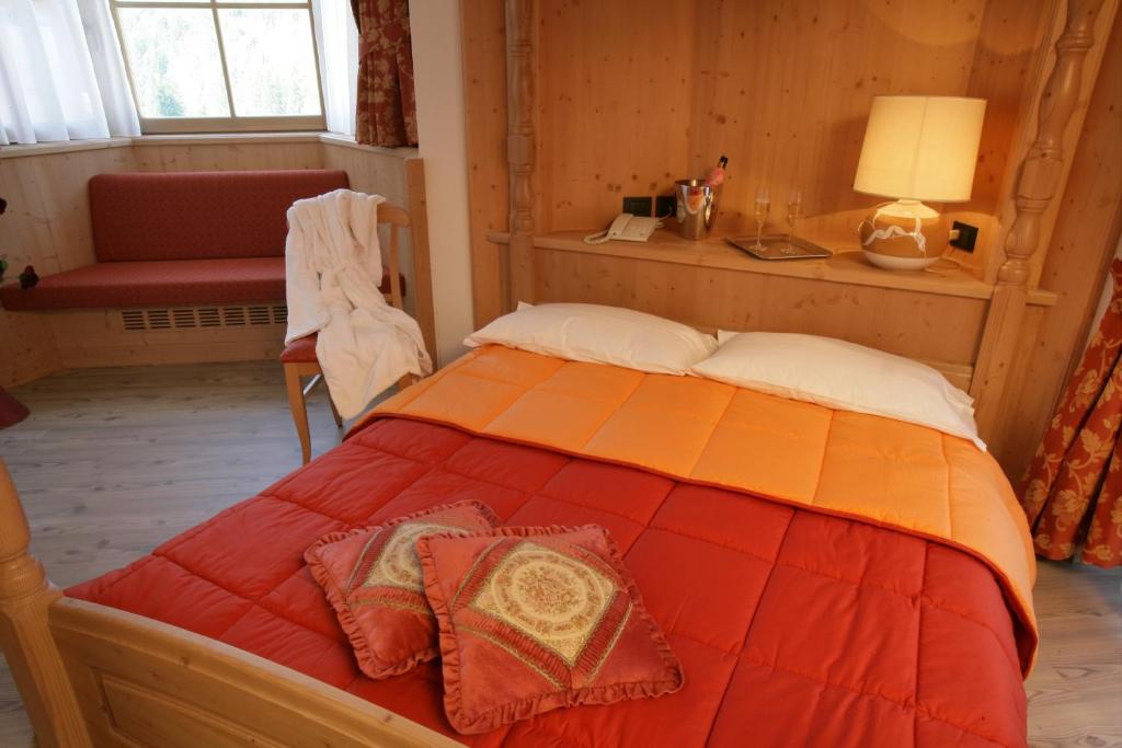 Postel nebo postele na pokoji v ubytování Hotel Garni La Roccia