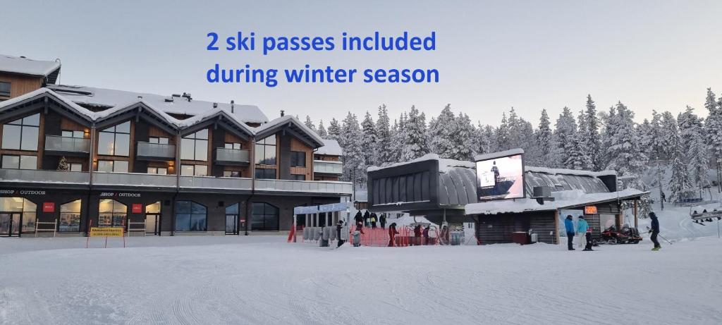 een skihut in de sneeuw naast een gebouw bij Levi Cranberry C 13 ski-in ski-out Visit Levi in Levi