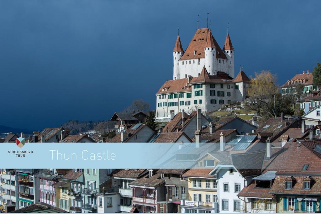Nespecifikovaný výhled na destinaci Thun nebo výhled na město při pohledu z hotelu