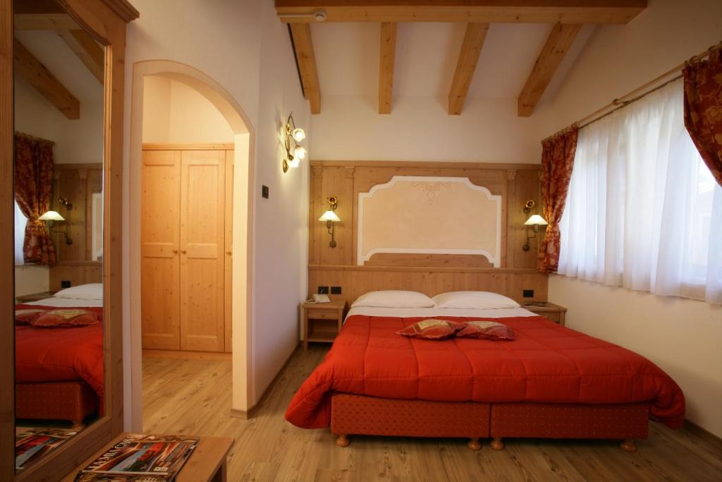 Postel nebo postele na pokoji v ubytování Hotel Garni La Roccia