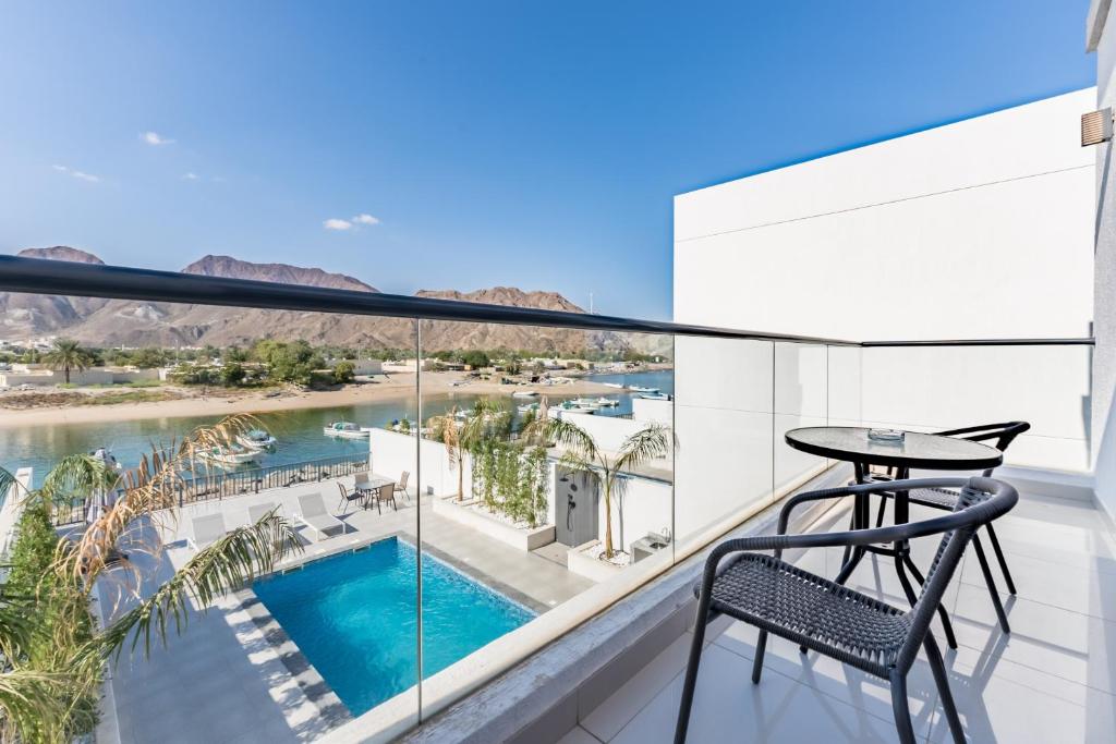 La alberca dentro o cerca de Modern 3BR with Mountain Views and Private Pool in Al Dana Island, Fujairah by Deluxe Holiday Homes