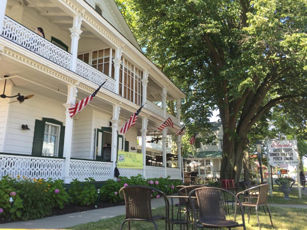 un grupo de sillas sentadas frente a un edificio en Elaine&#39;s Cape May Boutique Hotel, en Cape May