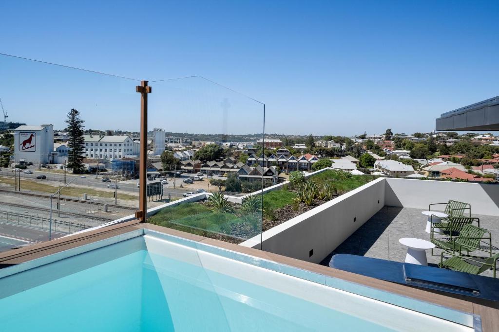Un balcón con vista a una ciudad en Stylish Studio Near Fremantle Cafés and Beaches, en North Fremantle