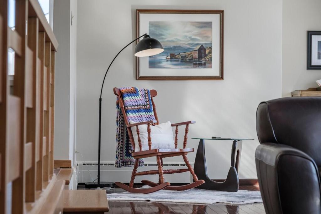 Posezení v ubytování 3 Bed 2 Bath Retro-Chic Comfort on the Crescent