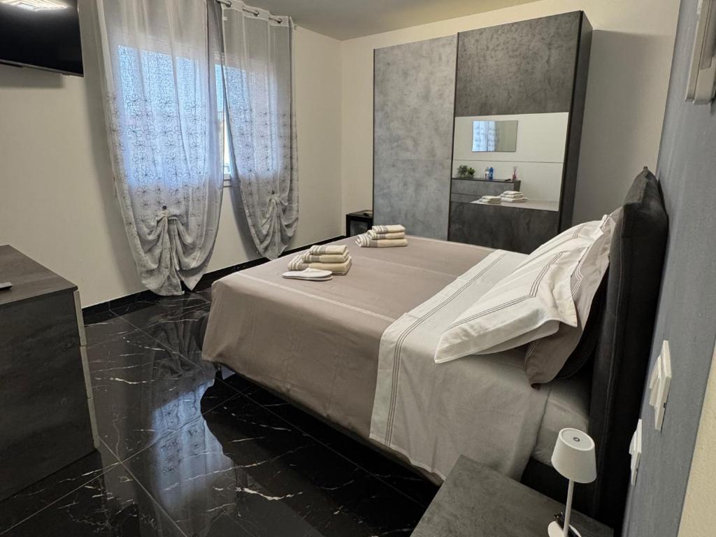 a bedroom with a large bed and a mirror at Aurora Rooms and Suite in Albignasego