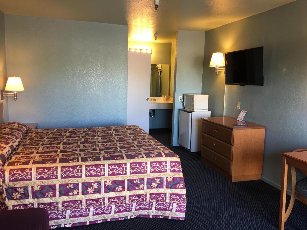 Postel nebo postele na pokoji v ubytování Applegate Inn