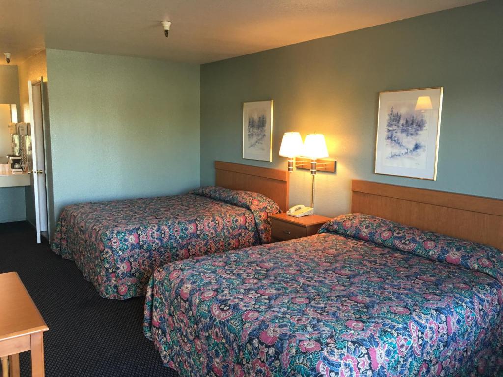 Postel nebo postele na pokoji v ubytování Applegate Inn