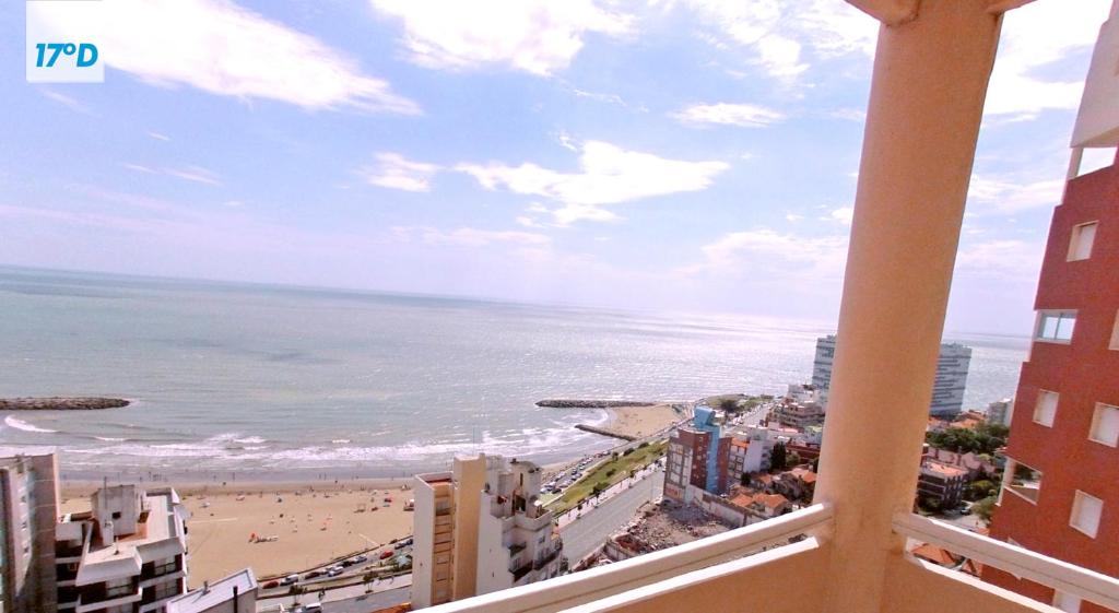 desde el balcón de un edificio con vistas a la playa en Torre Alberti Apartments en Mar del Plata