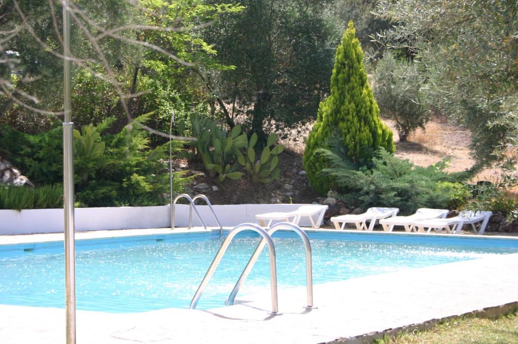 Bazén v ubytování Casas Rurales La Loma Del Carrascal nebo v jeho okolí
