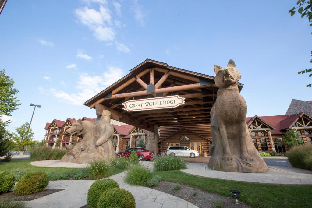 Um edifício com duas estátuas de ursos à frente. em Great Wolf Lodge Mason em Mason