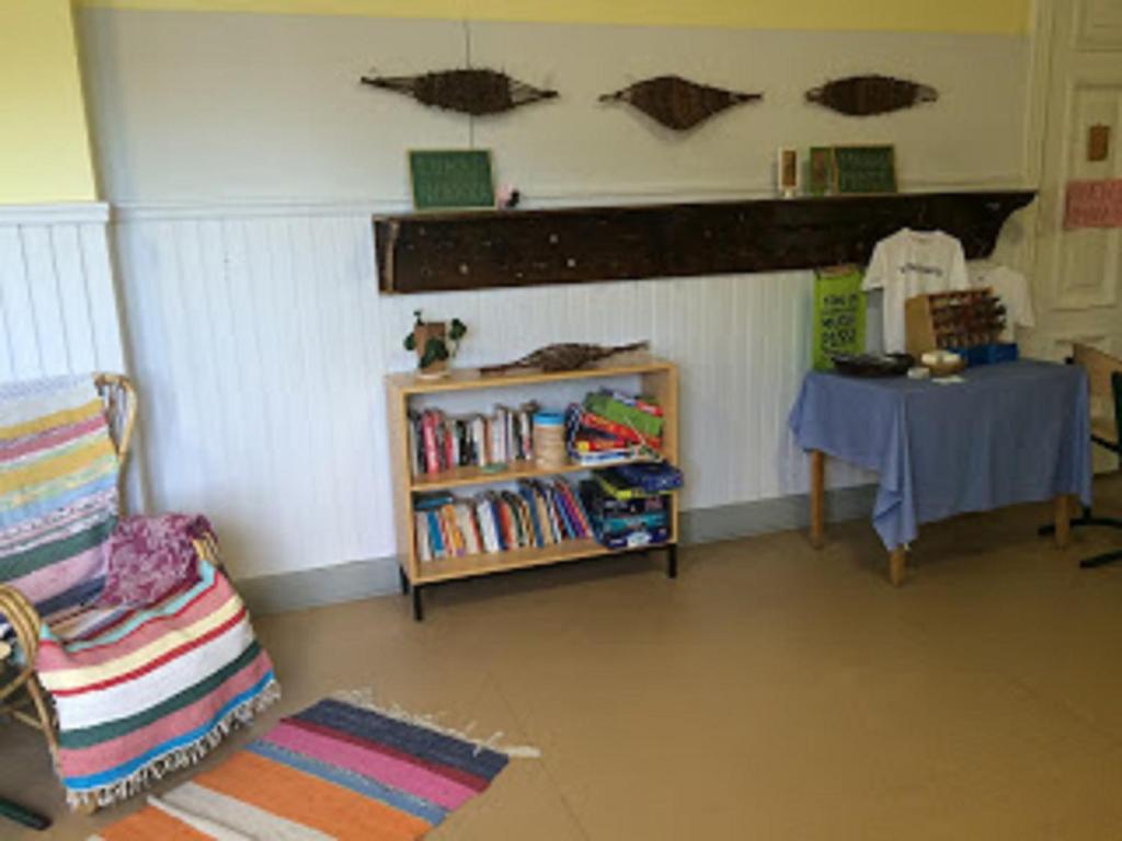 クオピオにあるRetkeilymaja Virkkulaのテーブルと本棚付きの部屋