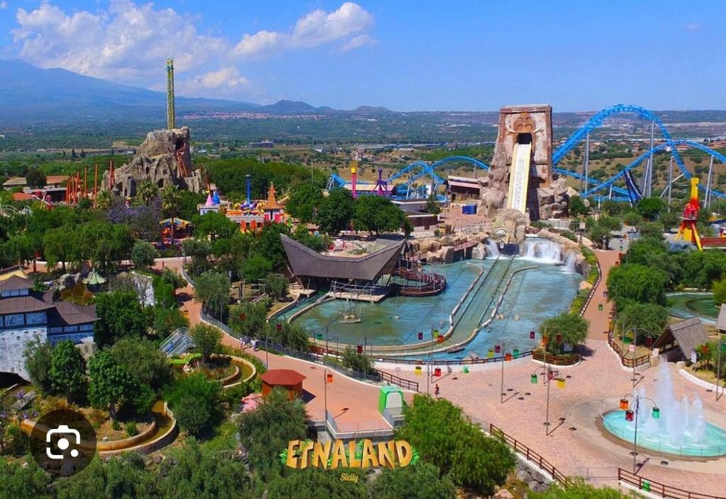 パテルノーにあるLa Luna e la Rana Vacation Homeのウォーターパーク付き遊園地の空中ビュー