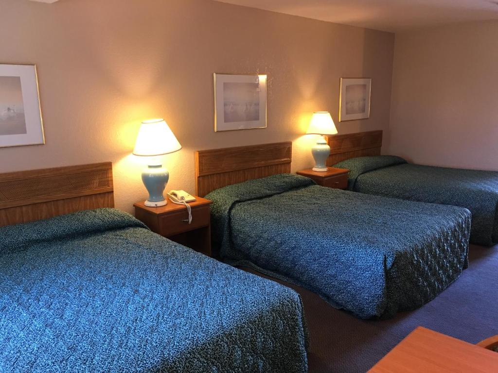 Postel nebo postele na pokoji v ubytování Applegate Inn