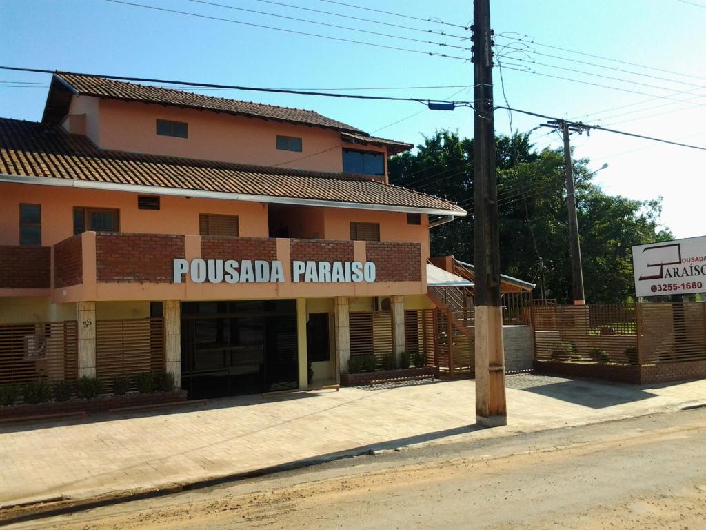 a building on the corner of a street at Pousada Paraiso in Bonito