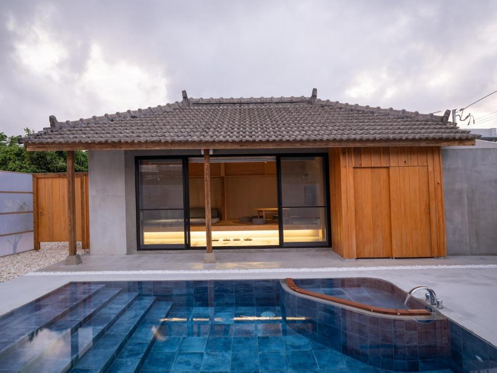 Bazén v ubytování 星と水の宿 瀬底島 nebo v jeho okolí