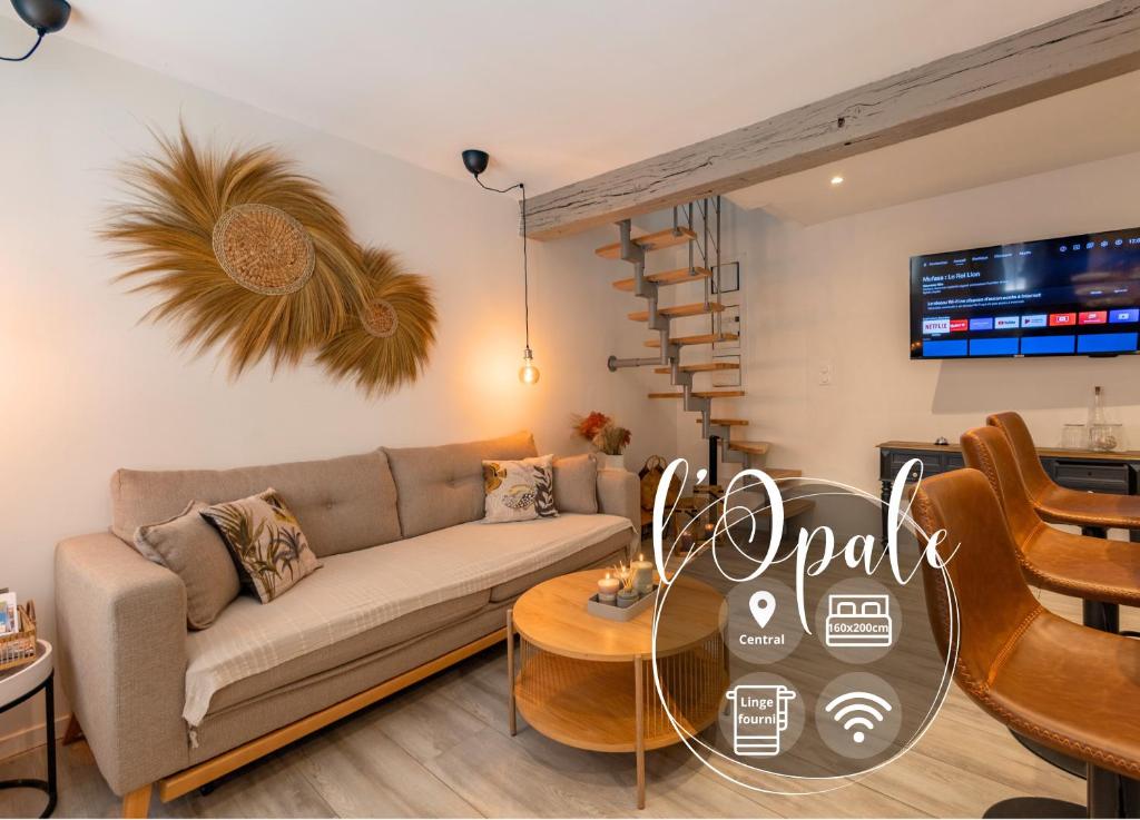 un salon avec un canapé et une table dans l'établissement L'Opale - Duplex Calme & Confort en Hypercentre, à Castres