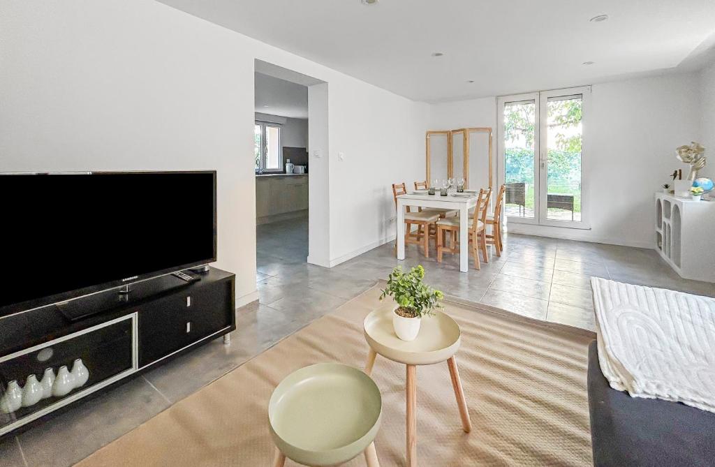 TV/trung tâm giải trí tại Jardin calme à 30min de Lyon