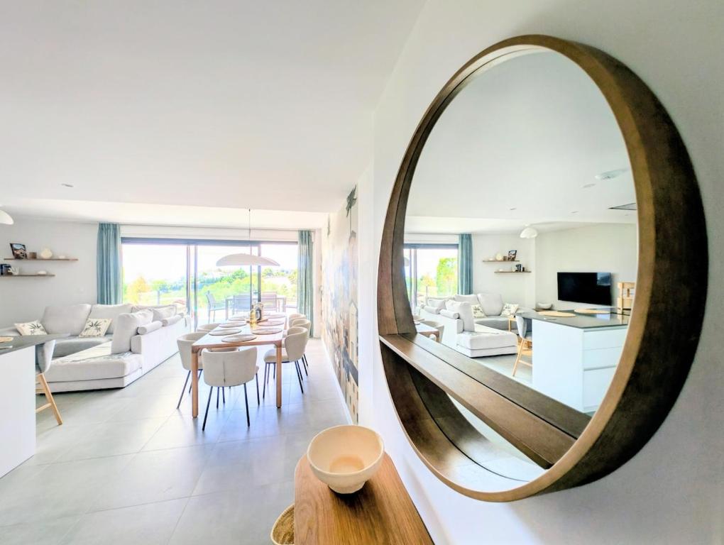 Et tv og/eller underholdning på Oasis 325 Premium Apartment Sea & Mountains View