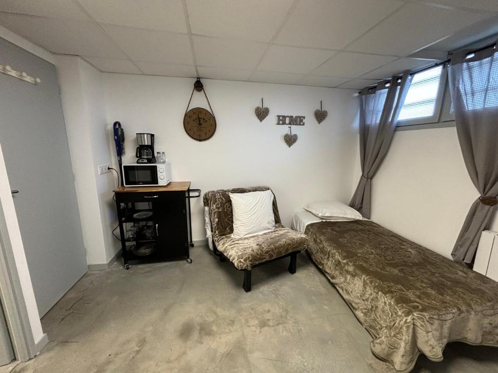 En eller flere senge i et værelse på Studio, quiet and secure in ZA