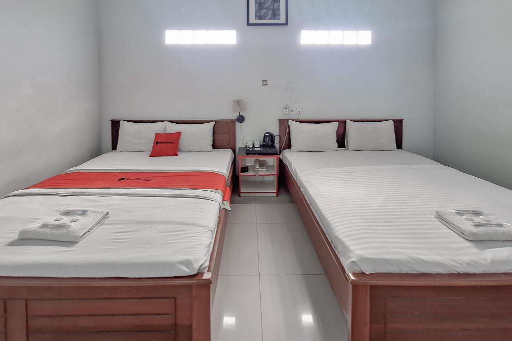 RedDoorz Syariah at Hotel Adi Sederhana near Stasiun Jatibarang - Chambre Familiale