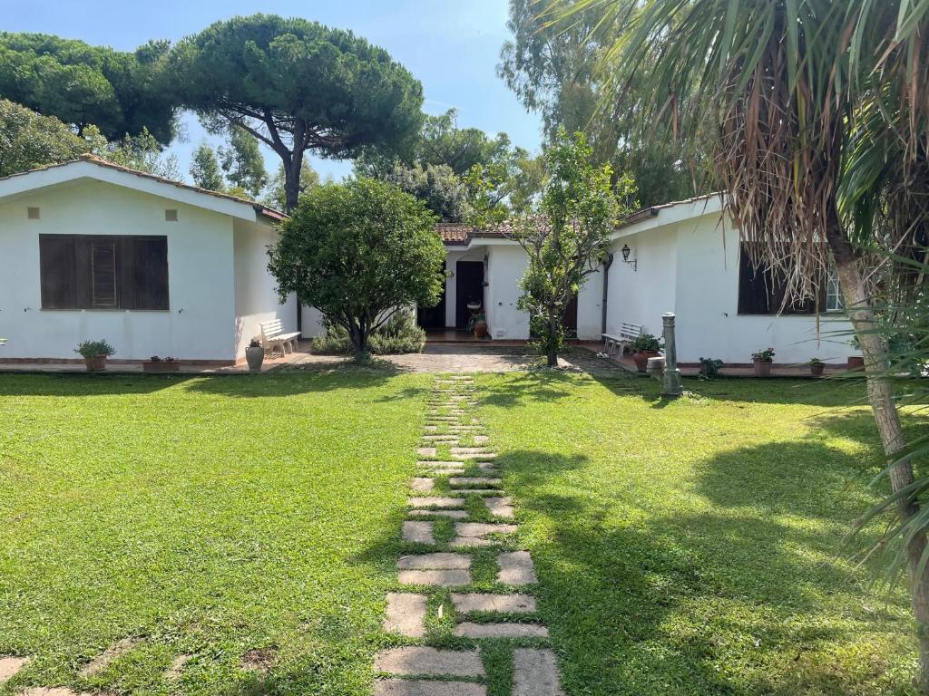 una casa con un camino de piedra delante de un patio en Villa Marina Velca Golf, en Porto Clementino